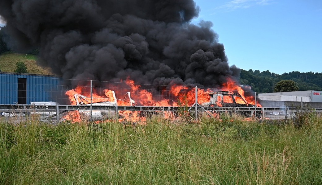 Rauchschwaden im Unteren Rheintal: Stau wegen Fahrzeugbrand auf der Autobahn A1