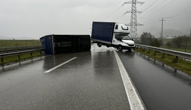 Wegen starker Windböe: Anhänger auf Autobahn gekippt