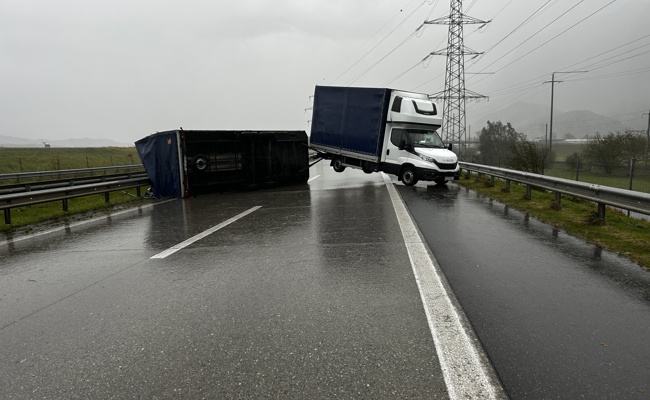 Wegen starker Windböe: Anhänger auf Autobahn gekippt