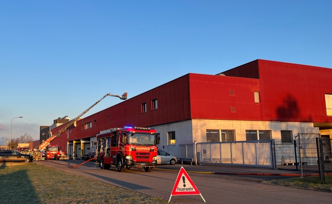 Auf dem Dach eines Gewerbebetriebs hat es gebrannt