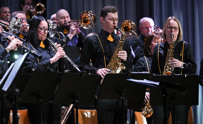 Vom Zauberwürfel bis zur Blasmusik: Diese Höhepunkte prägten den Unterhaltungsabend der «Harmonie»