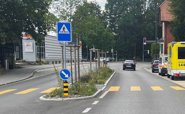Rentner fährt mit Auto Fussgängerin auf Zebrastreifen an