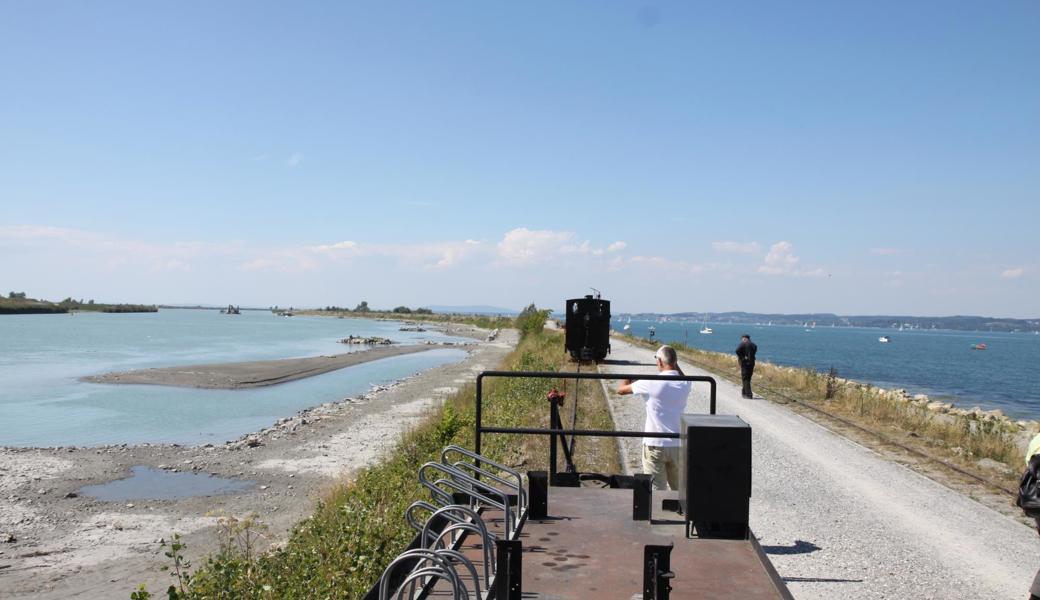 Imposant ist die Einfahrt der Dampflokomotive in die Rheinmündung, links der Rhein, rechts der Bodensee. 