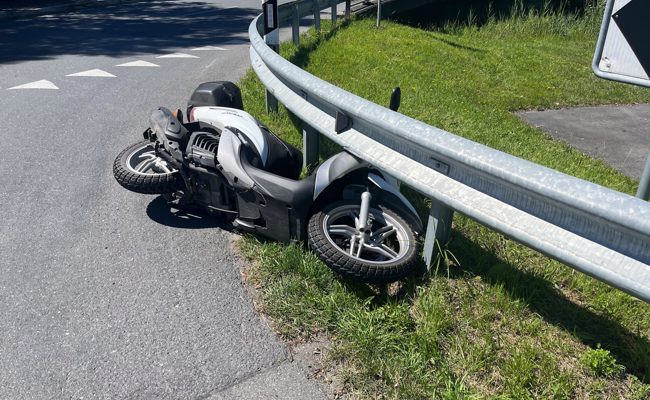 20-Jähriger verunfallt mit einem Roller und rutscht unter der Leitplanke hindurch