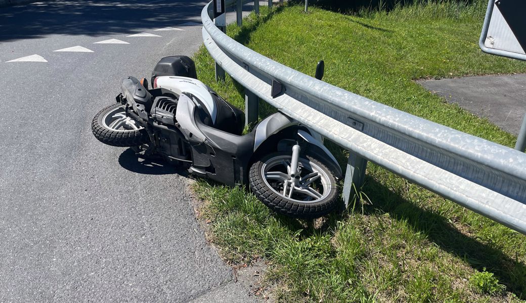 20-Jähriger verunfallt mit einem Roller und rutscht unter der Leitplanke hindurch