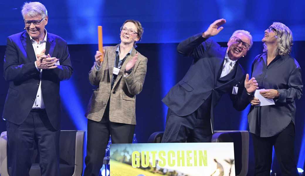 Zum Ende einer Ära ist eine Glitter-Kanone losgegangen: Reini Frei (Zweiter von rechts) hat nach 30 Jahren den Wifo-Stab an Karin Krawczyk (Zweite von links, der Geschäftsführerin der Galledia Event AG) übergeben. 