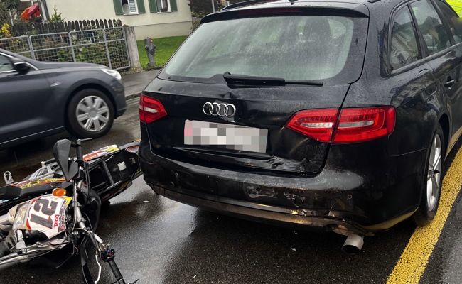 Auto bremste vor Fussgängerstreifen, Töff knallte ihm ins Heck