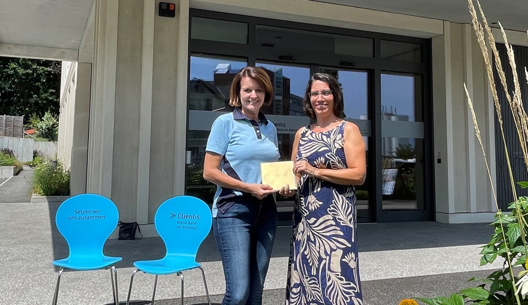 v.l.n.r. Bettina Hutter (Leiterin Basisberatung, Clientis Biene Bank im Rheintal) und Maria Eugster (Gewinnerin Wellness-Weekend) v.l.n.r. Bettina Hutter (Leiterin Basisberatung, Clientis Biene Bank im Rheintal) und Maria Eugster (Gewinnerin Wellness-Weekend)
