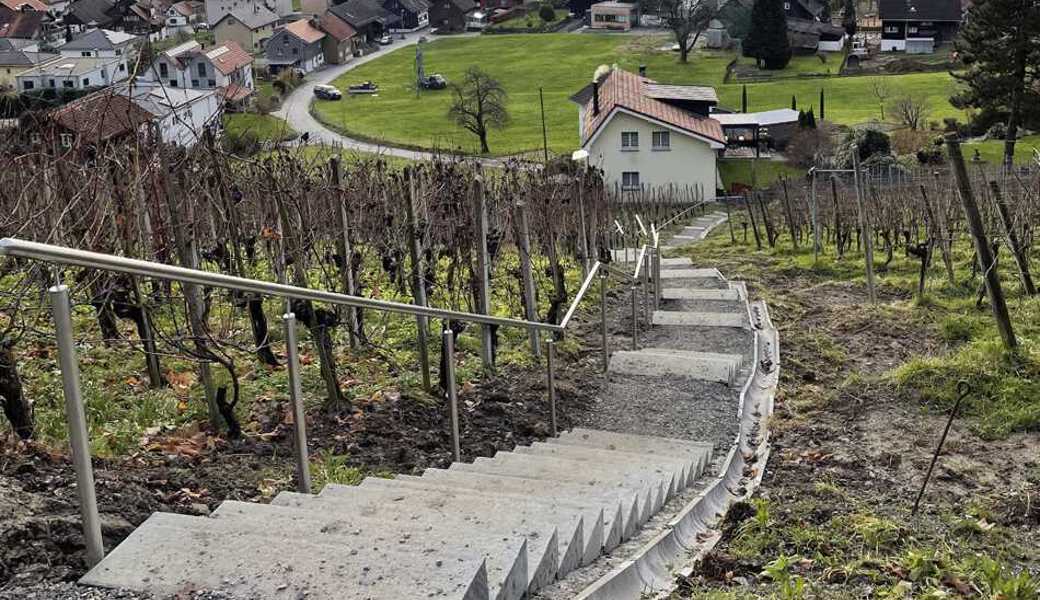 Der stufenbesetzte Weg führt von der Benzenstrasse zur Rötibergstrasse hinauf. 