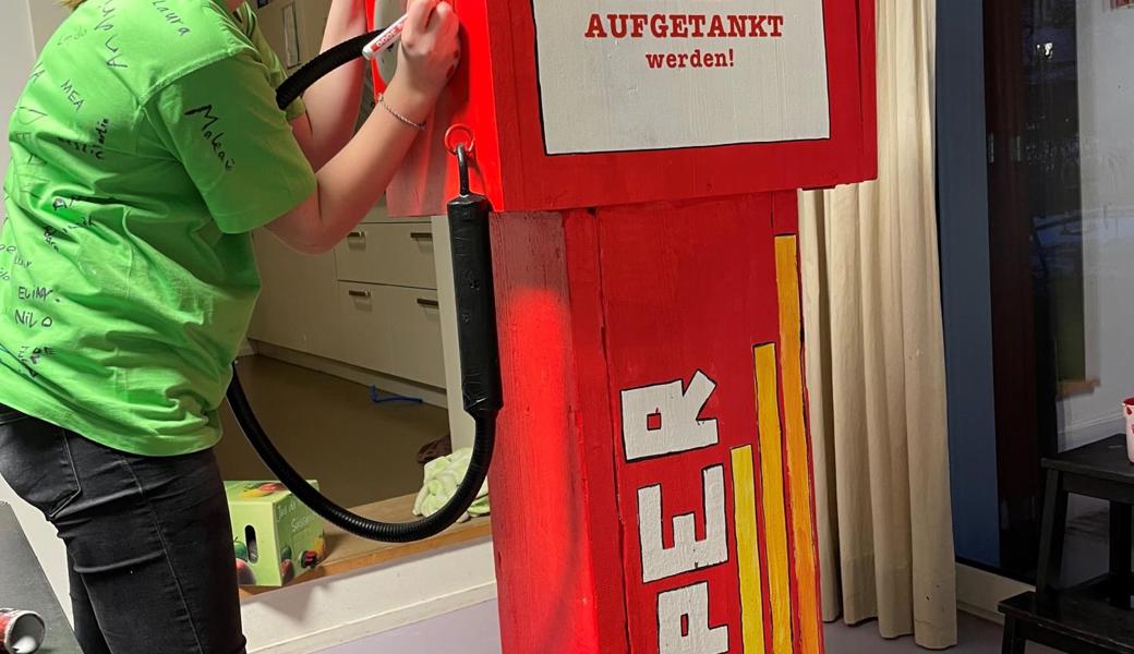 Anna-Lena gibt der Tankstelle den letzten Schliff.