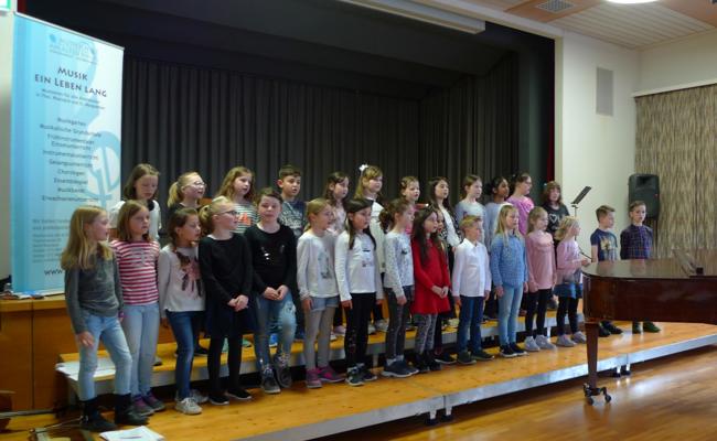 Kinder gestalten neues Liederbuch