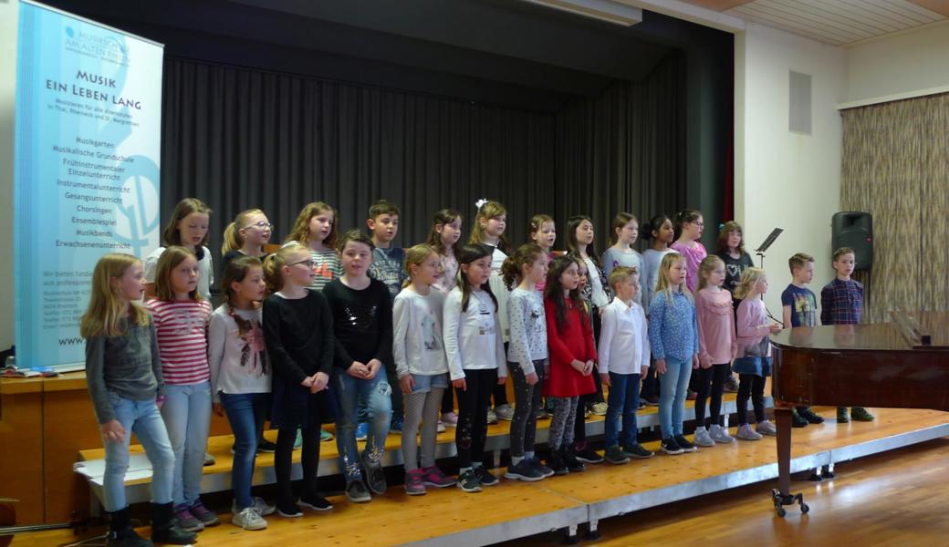 An der Buchvorstellung im Herbst trägt der MSAAR-Projektchor die Kinderlieder vor.