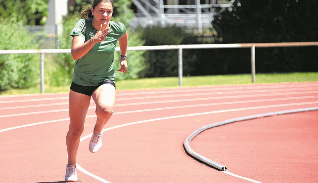 Larissa Bertényi trainiert viermal pro Woche beim LC Brühl, meistens auf der Leichtathletikanlage im St. Galler Neudorf. Ihr Trainer bezeichnet die Widnauerin als Farbtupfer.