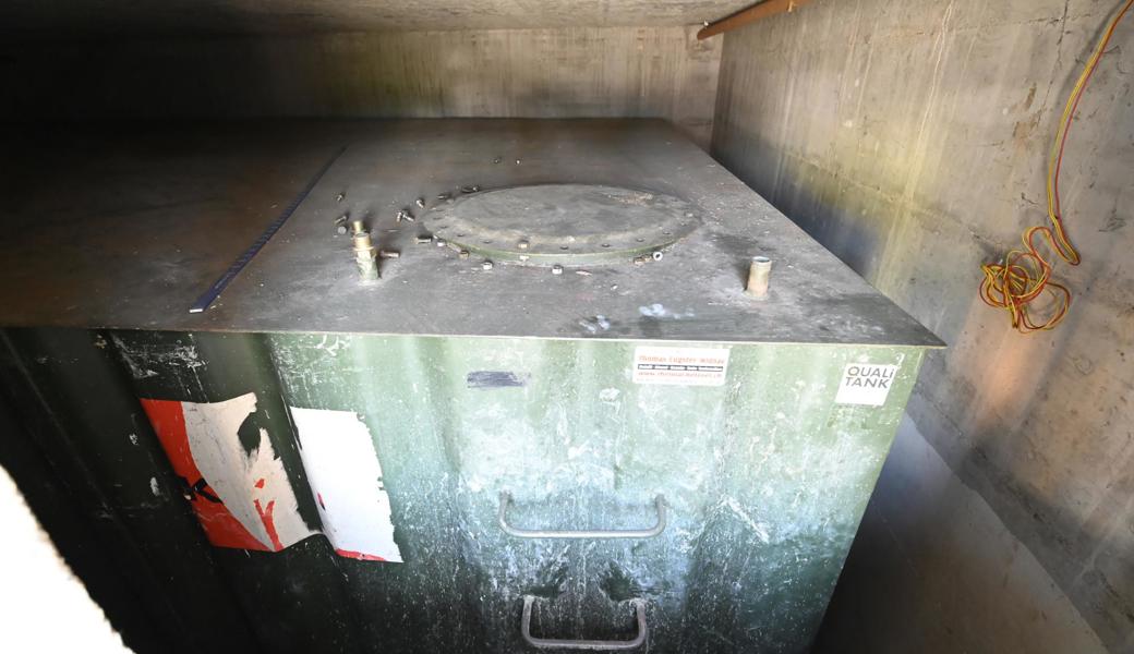 Seit ein paar Jahren ohne Funktion, aber noch immer drin: Der alte Öltank füllt den 36 Quadratmeter grossen Tankraum fast völlig aus. Seit ein paar Jahren ohne Funktion, aber noch immer drin: Der alte Öltank füllt den 36 Quadratmeter grossen Tankraum fast völlig aus.