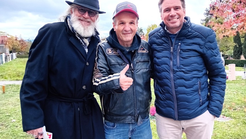 Elio Crestani (Mitte) mit Philippe Siffert (links) und Daniel Müller.