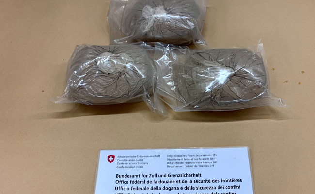 Zollbeamte entdecken bei Fahrzeugkontrolle Geheimversteck mit verbotenem Inhalt