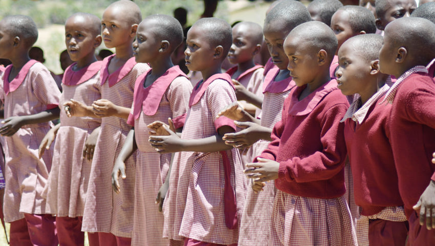Nur Kinder, die eine Uniform tragen, dürfen die Schule besuchen. Nur Kinder, die eine Uniform tragen, dürfen die Schule besuchen.