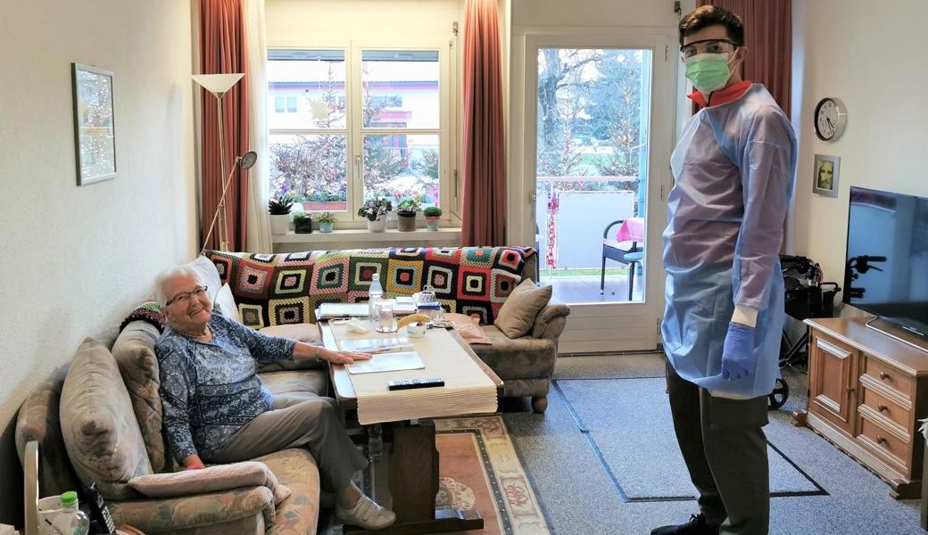 Päuli Spirig im Widnauer Altersheim Augiessen ist eine von vielen Heimbewohnerinnen und -bewohnern, die sich sehr über den Einsatz der Zivilschützer freuten. Sie unterhielt sich gern mit Betreuer Vullnet Sadiku.