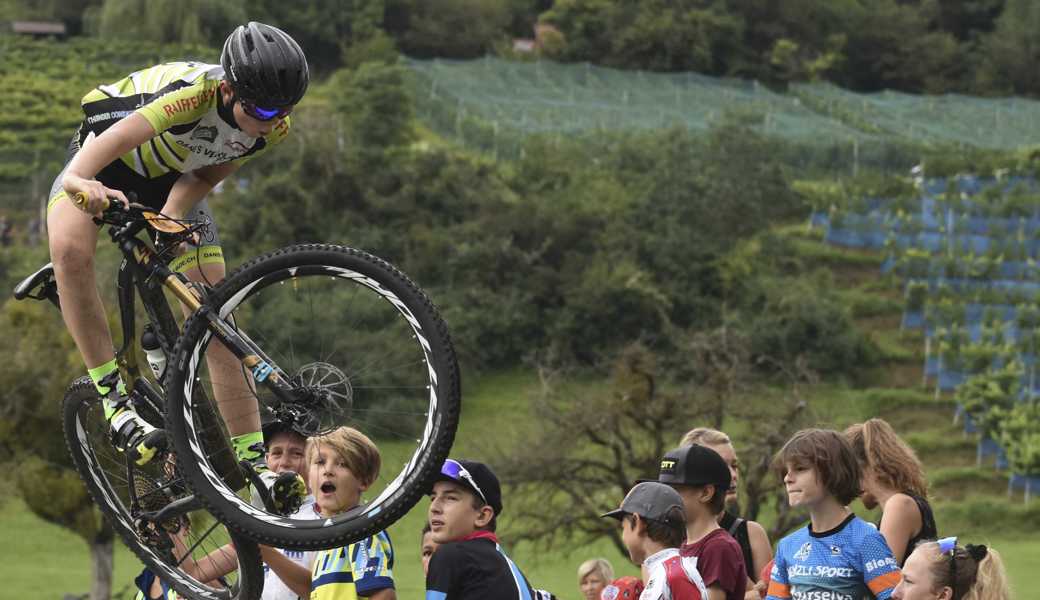 Grosse Sprünge: Die Mountainbikerinnen und Mountainbiker bieten am Sonntag Spektakel. 