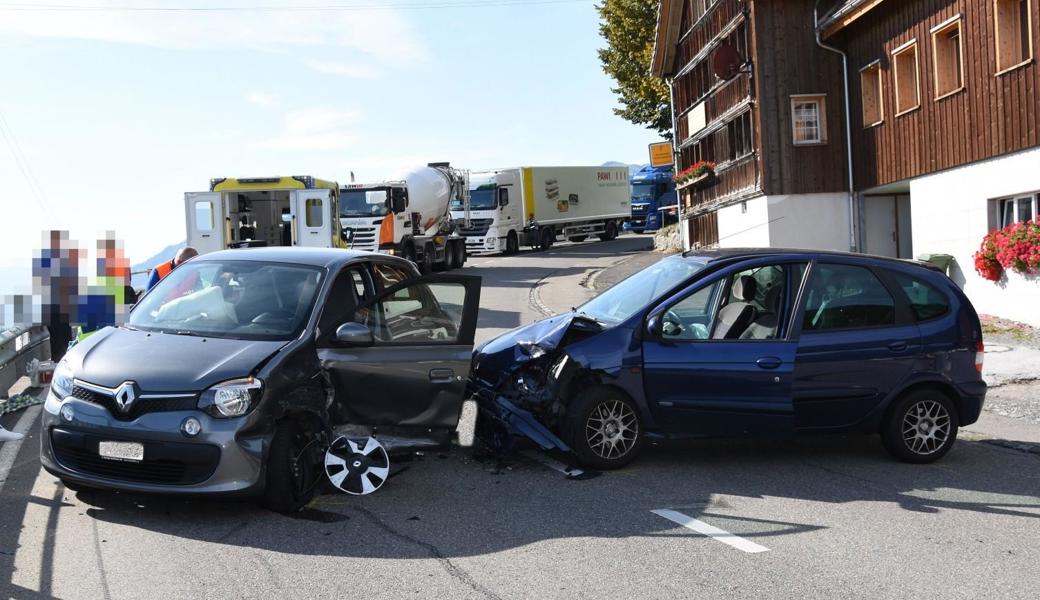 Beide Autos mussten abgeschleppt werden.