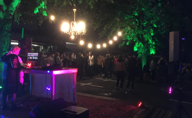 Frühlingshaftes Fest auf der Breite