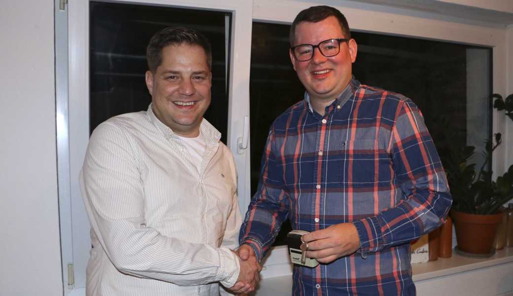 Mario Fritz (links) übergibt das Präsidium des MV Harmonie Oberriet an Markus Zäch. 