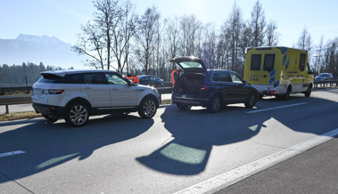 Lieferwagen verlor Fracht, nachfolgende Autos stiessen zusammen