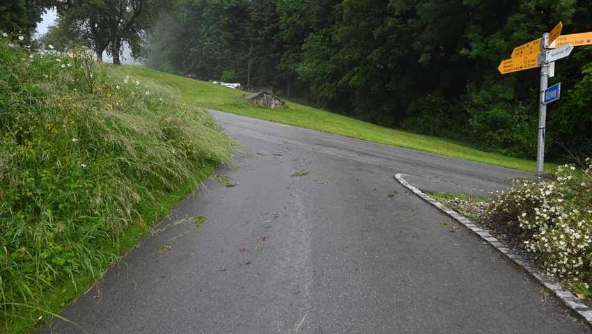 Velofahrer stösst auf steiler Strasse mit Auto zusammen und verletzt sich