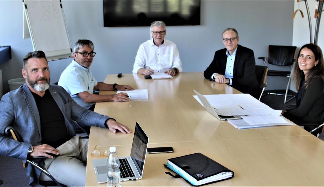 GV in kleinem Rahmen (von links): CEO Daniel Ettlinger, Protokollführer Rolf Zollinger, VR-Präsident Urs Schneider, Treuhänder Kurt Stocker und Fabienne Elser, Assistentin der Geschäftsleitung.