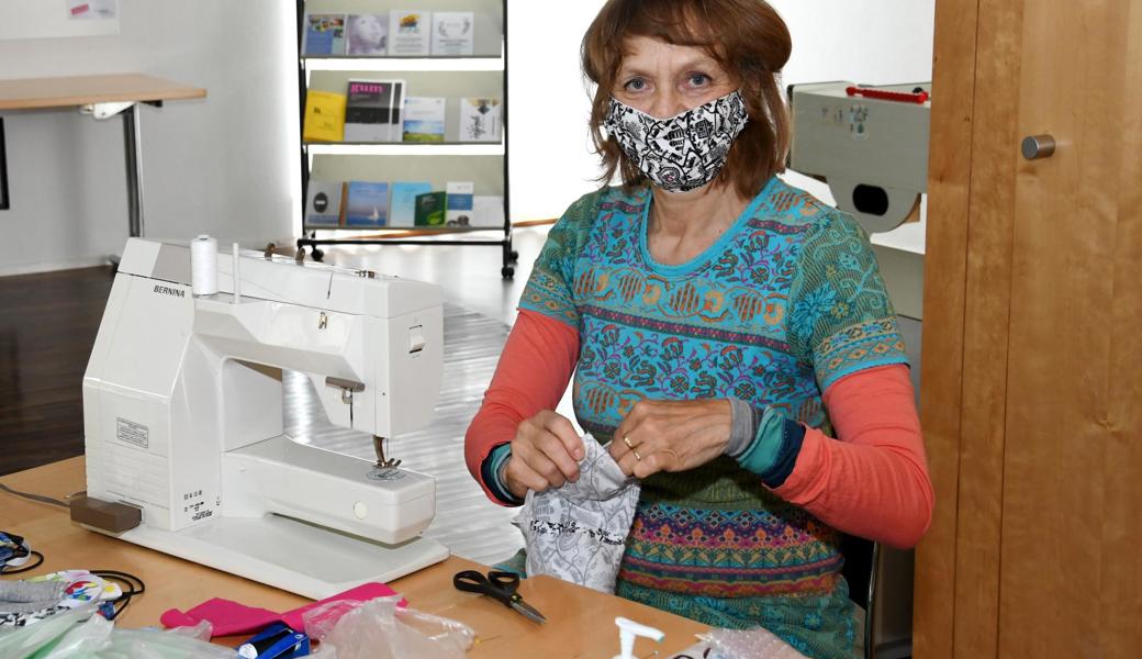 Pfarrerin Silke Dohrmann leitet im Moment keine Sitzungen. Sie sitzt im Kirchgemeindehaus an der Nähmaschine. Sie gehört dem Nähteam für Schutzmasken an.  Pfarrerin Silke Dohrmann leitet im Moment keine Sitzungen. Sie sitzt im Kirchgemeindehaus an der Nähmaschine. Sie gehört dem Nähteam für Schutzmasken an.