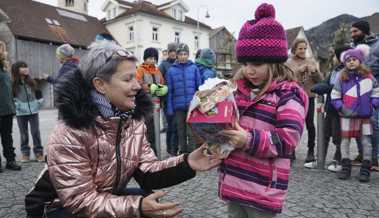 Das Christkind vom Einwohnerverein verteilte auf dem Dorfplatz 36 Geschenke an die Kinder