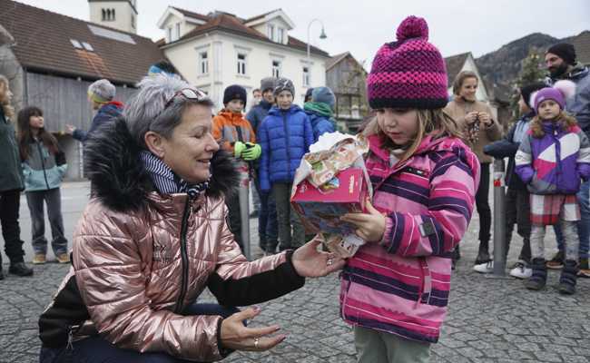 Das Christkind vom Einwohnerverein verteilte auf dem Dorfplatz 36 Geschenke an die Kinder