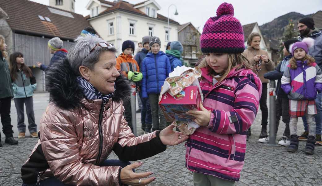 Bescherung auf dem Dorfplatz – der Einwohnerverein Pro Marbach und Christkind Claudia Neussl (l.) machten es möglich.