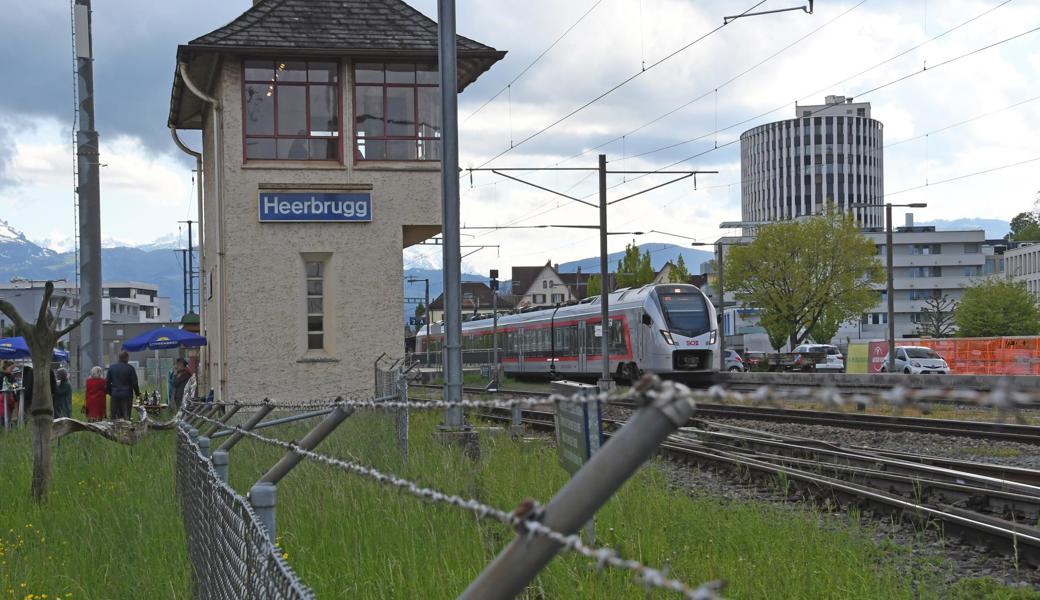 Die S4 fährt zwei mal die Stunde am Kulturraum Stellwerk Heerbrugg vorbei.