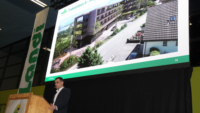 Verwaltungsratspräsident Samuel Thür informiert über den Kauf von zwei Parzellen sowie ein mögliches Überbauungsprojekt.