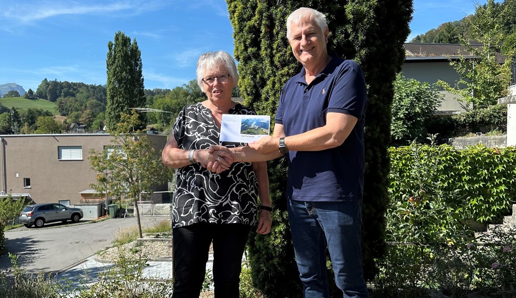 Die glückliche Gewinnerin durfte den Preis aus den Händen von Daniel Fischlin, Präsident des HEV Oberrheintal, entgegennehmen. 