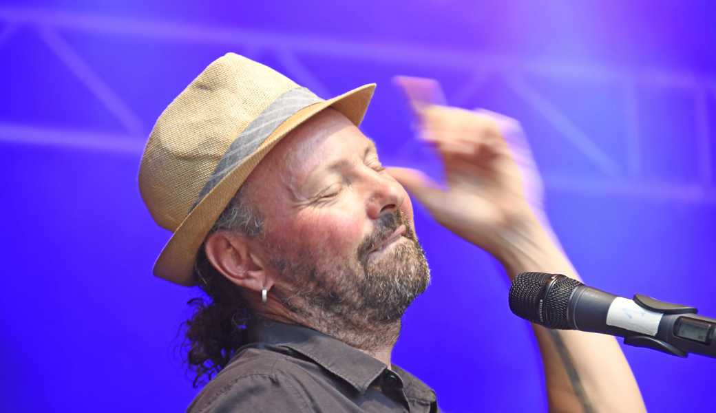 Die Andi Louis Trinity (links) und die Band Curl (Mitte) verbreiteten auf dem Altstätter Frauenhofplatz ein südeuropäisches Flair. Die Andi Louis Trinity (links) und die Band Curl (Mitte) verbreiteten auf dem Altstätter Frauenhofplatz ein südeuropäisches Flair.