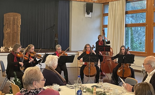 Mit einem musikalischen Weihnachtsstrauss Freude ins Sonntagscafé gebracht