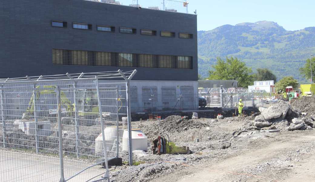 Am bestehenden Gefängnis wurden verschiedene sicherheitstechnische Änderungen vorgenommen. Gut erkennbar ist die «Eliminierung» der Fensterreihe im Parterre der Nordfassade. 