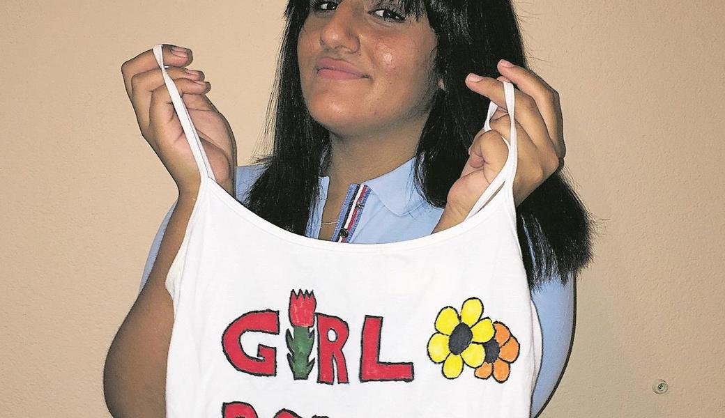 Anstatt alte Kleidungsstücke wegzuwerfen, verwendet sie Dafina Rustemi, um neue Outfits zu entwerfen.  