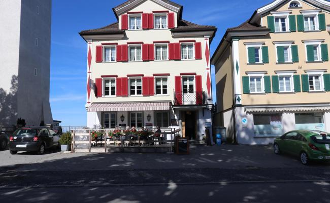 Der Adler ist bewirtet