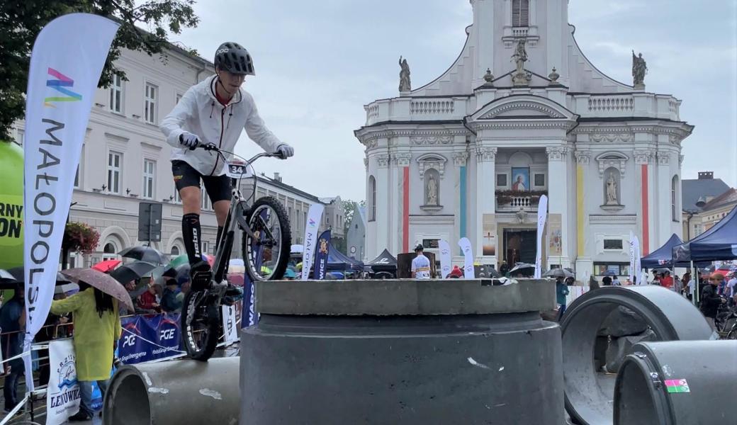 Die Jugendweltspiele fanden direkt vor der imposanten Papstkirche von Wadowice statt. Johannes Paul II. wurde in Wadowice geboren. Nando Sieber bestritt dort seinen ersten internationalen Wettkampf.