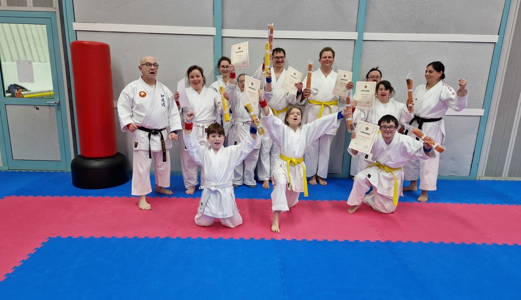 Pia Verardo (rechts) Leiterin Karate PluS sowie die Trainerin Linda Hungerbühler (mitte) sowie Ewald Deissel (rechts) mit den erfolgreichen Karatekas