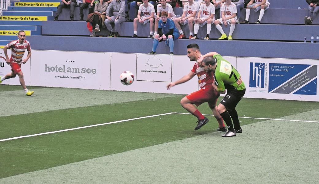 Der FC St. Margrethen mit Burak Eris (rechts) stoppte Montlingens und somit Flamur Bojaxhis Lauf in der Zwischenrunde des Seehallencups in Hard. 
