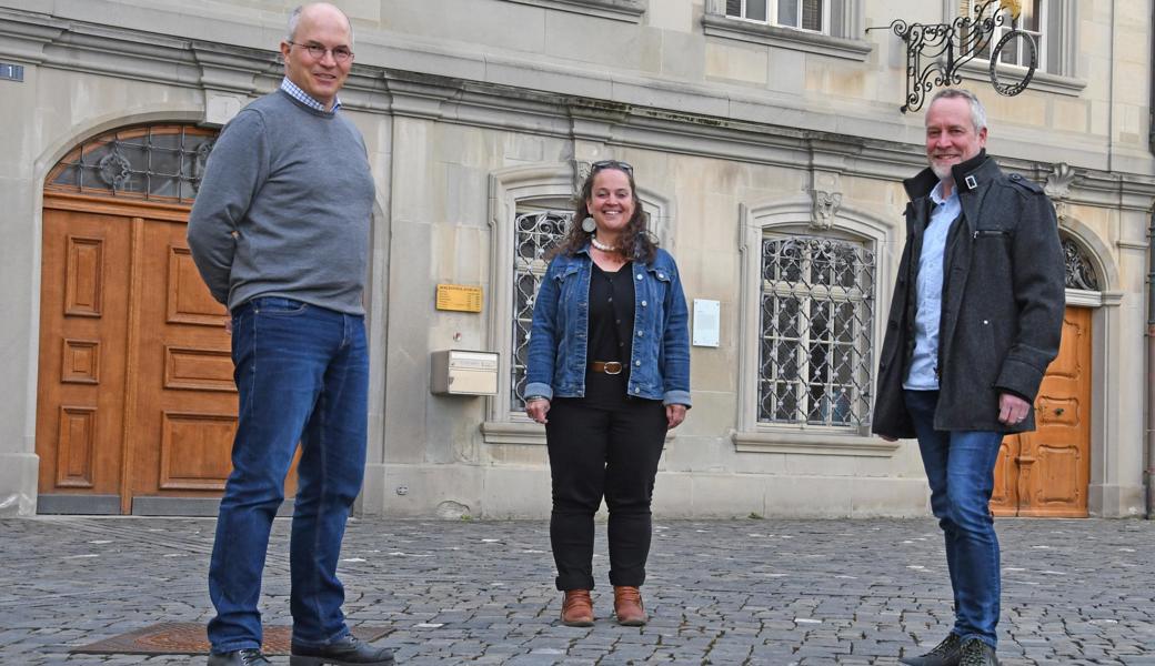 William Canal (von links), Martina Haller und Roger Benz vor der Reburg in Altstätten. Sie haben die Gründung des «Treffpunkt gemeinsam underwägs» iniziiert und gehören dem Vorstand an. Der Verein agiert als Partner des Familien- und Begegnungszentrums Reburg.