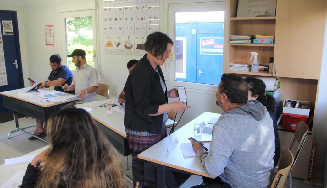 Corinne Buschor ist eine von fünf Frauen, die erwachsene Asylsuchende in Deutsch unterrichten. Als unsere Redaktion eine Lektion besuchte, waren Menschen aus Sri Lanka, aus der Türkei, aus Kurdistan, dem Kosovo und aus Afghanistan am Lernen. (Ukrainerinnen und Ukrainer halten sich keine im Bundesasylzentrum auf.)