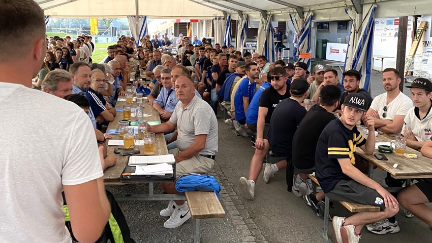 Das volle Zelt an der Hauptversammlung des FC Widnau. Das volle Zelt an der Hauptversammlung des FC Widnau.