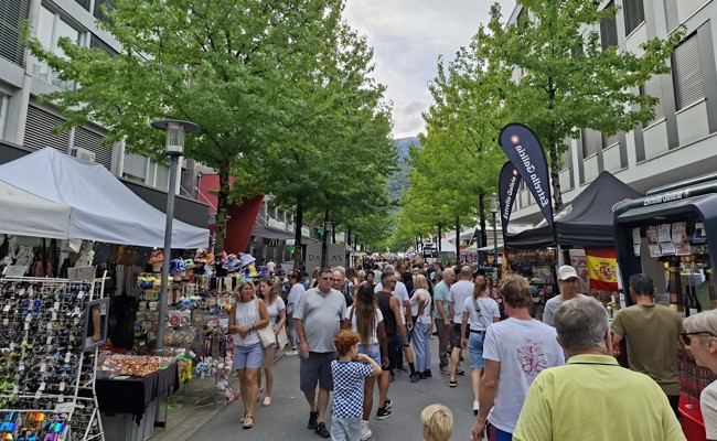Spielfreude und Kulinarisches: Buntes und belebtes Buchserfest