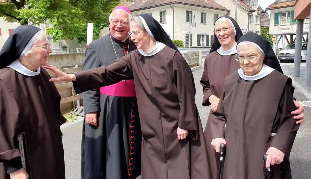 Bischof Markus Büchel teilt die Feststimmung der vier im Kloster wirkenden Schwestern (von links): Schwester Johanna, Frau Mutter Angelika, Schwester Maria Bernadette und Schwester Bernadette Maria.