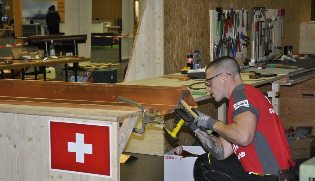 Lucas Löpfe hat an der diesjährigen Weltmeisterschaft junger Dachdecker in der Kategorie Metalldeckungen teilgenommen. 